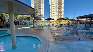 2 piscines extérieures