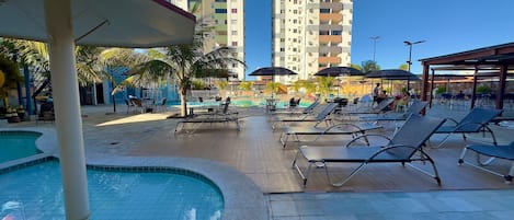 2 albercas al aire libre