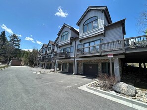 Exterior - Mountaineer Townhome~3 Bed+Large Den/3 Ba~Hot tub! (Breckenridge)