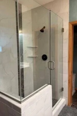 Shower, hair dryer, towels, soap - Mountaineer Townhome~3 Bed+Large Den/3 Ba~Hot tub! (Breckenridge)