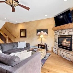 Living area - Mountaineer Townhome~3 Bed+Large Den/3 Ba~Hot tub! (Breckenridge)