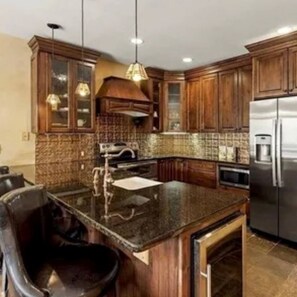 Private kitchen - Mountaineer Townhome~3 Bed+Large Den/3 Ba~Hot tub! (Breckenridge)