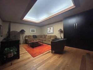 Living area - Mountaineer Townhome~3 Bed+Large Den/3 Ba~Hot tub! (Breckenridge)
