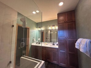 Shower, hair dryer, towels, soap - Mountaineer Townhome~3 Bed+Large Den/3 Ba~Hot tub! (Breckenridge)