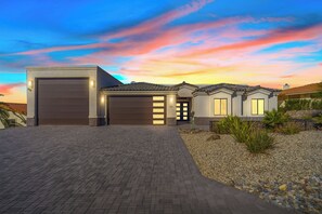 Exterior - Modern Luxury/Lake Views/Pool/RV Boat Garage (Lake Havasu City)