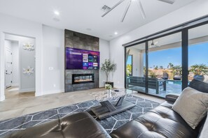Smart TV, fireplace - Modern Luxury/Lake Views/Pool/RV Boat Garage (Lake Havasu City)
