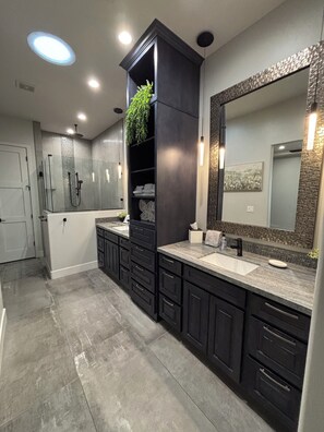Shower, hair dryer, towels, soap - Modern Luxury/Lake Views/Pool/RV Boat Garage (Lake Havasu City)