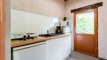 Réfrigérateur, micro-ondes, plaque de cuisson, cafetiÚre/bouilloire
