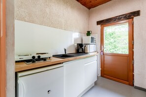 Frigorífico, microondas, placa de cocina y cafetera o tetera