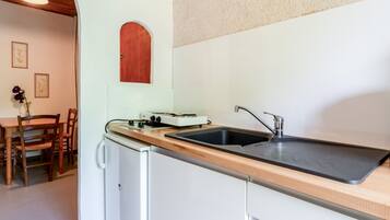 Réfrigérateur, micro-ondes, plaque de cuisson, cafetière/bouilloire