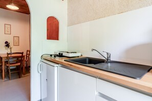 Réfrigérateur, micro-ondes, plaque de cuisson, cafetière/bouilloire