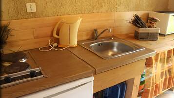 Réfrigérateur, micro-ondes, plaque de cuisson, cafetière/bouilloire