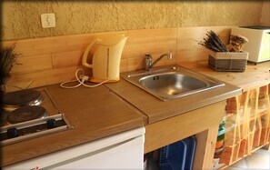 Fridge, microwave, stovetop, coffee/tea maker - Le mas perdu : gîte studio parme (Saint-Christol-lez-Alès)