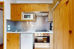 Een koelkast, een microgolfoven, een oven, een kookplaat