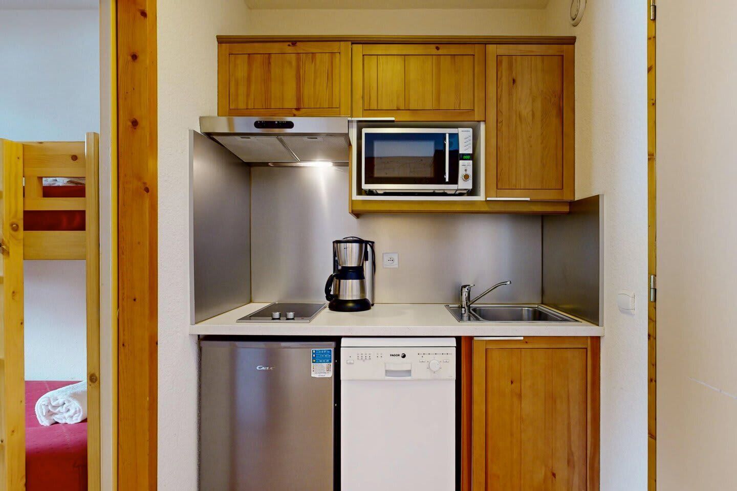 Réfrigérateur, micro-ondes, plaque de cuisson, grille-pain