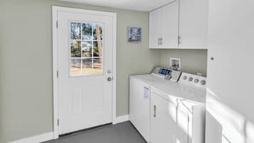 Signature House, 3 Bedrooms, Non Smoking, Garden View | Dobi