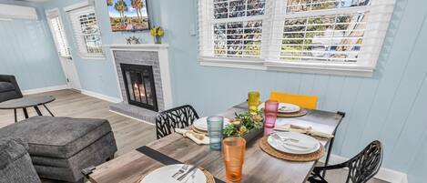 Signature-talo, 3 makuuhuonetta, tupakointi kielletty, näköala puutarhaan | Ruokailu omassa huoneessa