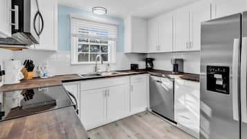 Signature House, 3 Bedrooms, Non Smoking, Garden View | Private kitchen | Fridge, microwave, oven, stovetop