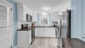 Signature-talo, 3 makuuhuonetta, tupakointi kielletty, näköala puutarhaan | Yksityinen keittiö | Jääkaappi, mikroaaltouuni, uuni, liesi