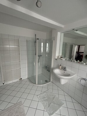 Secadora de cabello, toallas, papel de baño 