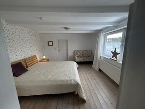 Tabla de planchar con plancha, wifi y ropa de cama 