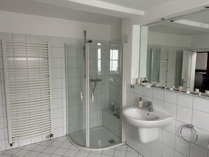 Hair dryer, towels, toilet paper - Cozy half-timbered house in the Kalletal valley (Kalletal)
