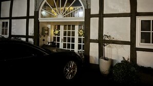 Ein traditionelles Fachwerkhäuschen mit einem großen Bogenfenster und einer Tür.