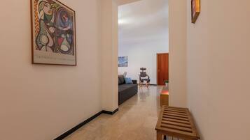 Apartamento básico | Área de estar | TV 30 cm com canais digitais
