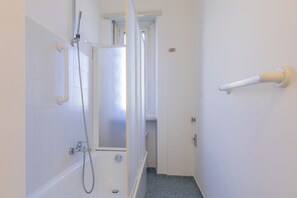 Basic Apartment | Bathroom - Bright and Modern Apartment by Wonderful Italy (Turin)