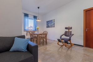 Apartamento básico | Zona de estar | Televisión de 30 cm con canales digitales