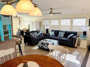 Living area - Cozy 1-bedroom cottage in gorgeous Jensen Beach gated community (Jensen Beach)