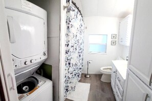 Shower, hair dryer, towels, soap - Cozy 1-bedroom cottage in gorgeous Jensen Beach gated community (Jensen Beach)