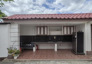 Refrigerador, parrilla de estufa, utensilios de cocina y comedor 