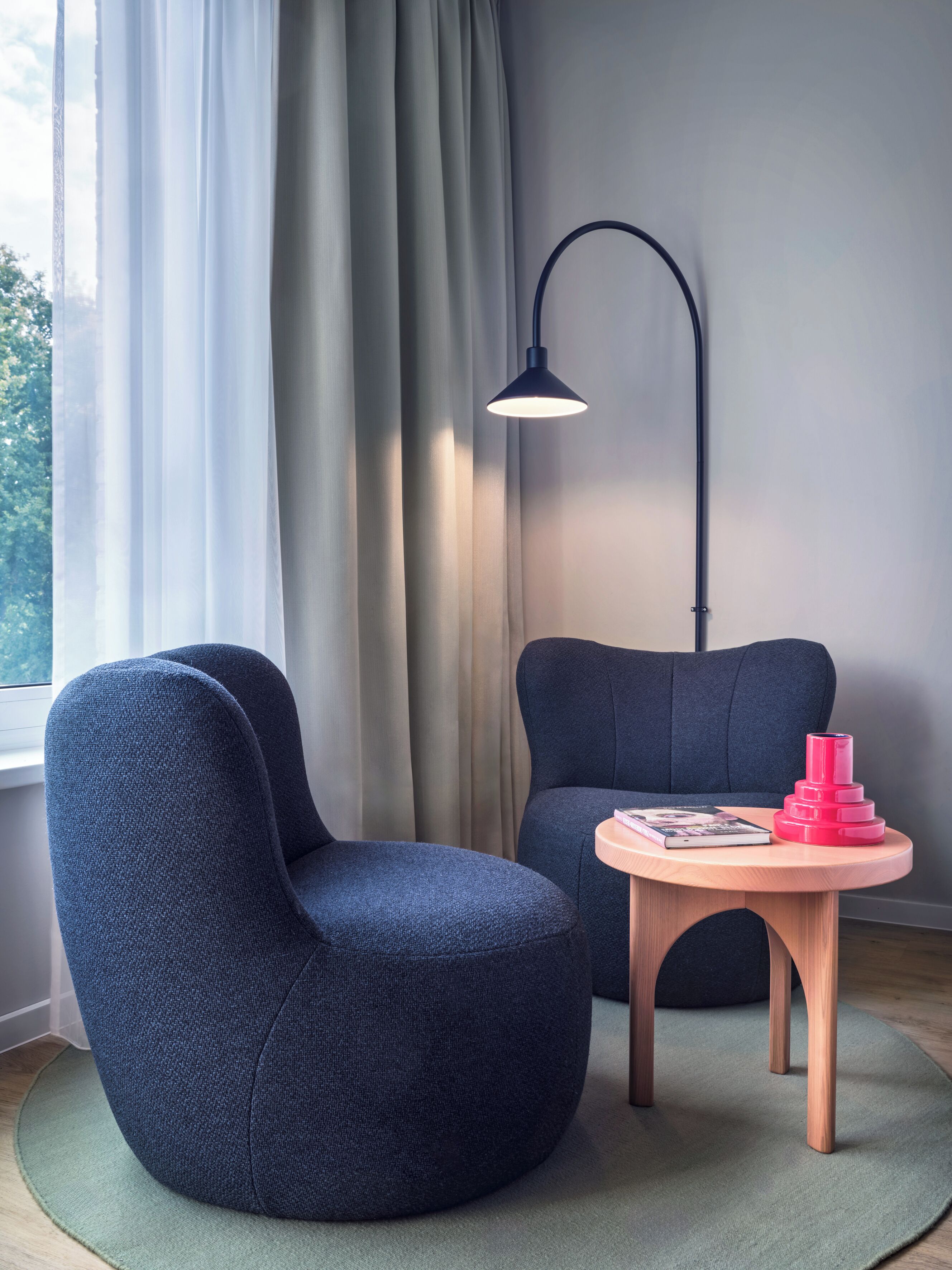 Leilighet – design, 1 queensize-seng | Oppholdsområde | En 30-tommers Flatskjerm-TV med kabel-kanaler