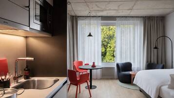 Deluxe Suite mit Kingsize | Ropa de cama de alta calidad, escritorio y cortinas blackout