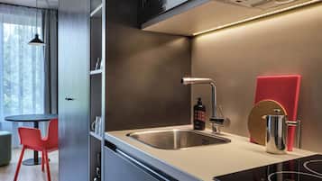 Design appartement | Privékeuken | Een koelkast, een vaatwasser, een waterkoker, een broodrooster