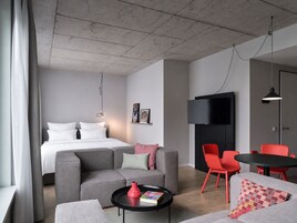 Großes Design Apartment | Biancheria da letto di alta qualità, una scrivania, tende oscuranti