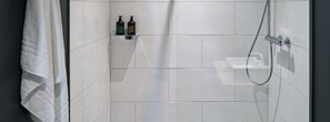 Shower, hair dryer, towels, soap - STAYERY Bremen Altstadt (Bremen)