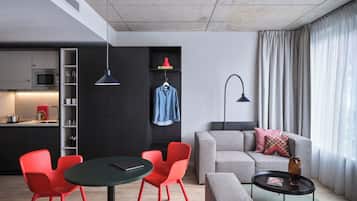 Deluxe-Suite, 1 Queen-Bett | Wohnbereich | 30-Zoll-Flachbildfernseher mit Kabelempfang