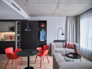 Deluxe Suite, 1 Queen Bed | Living area