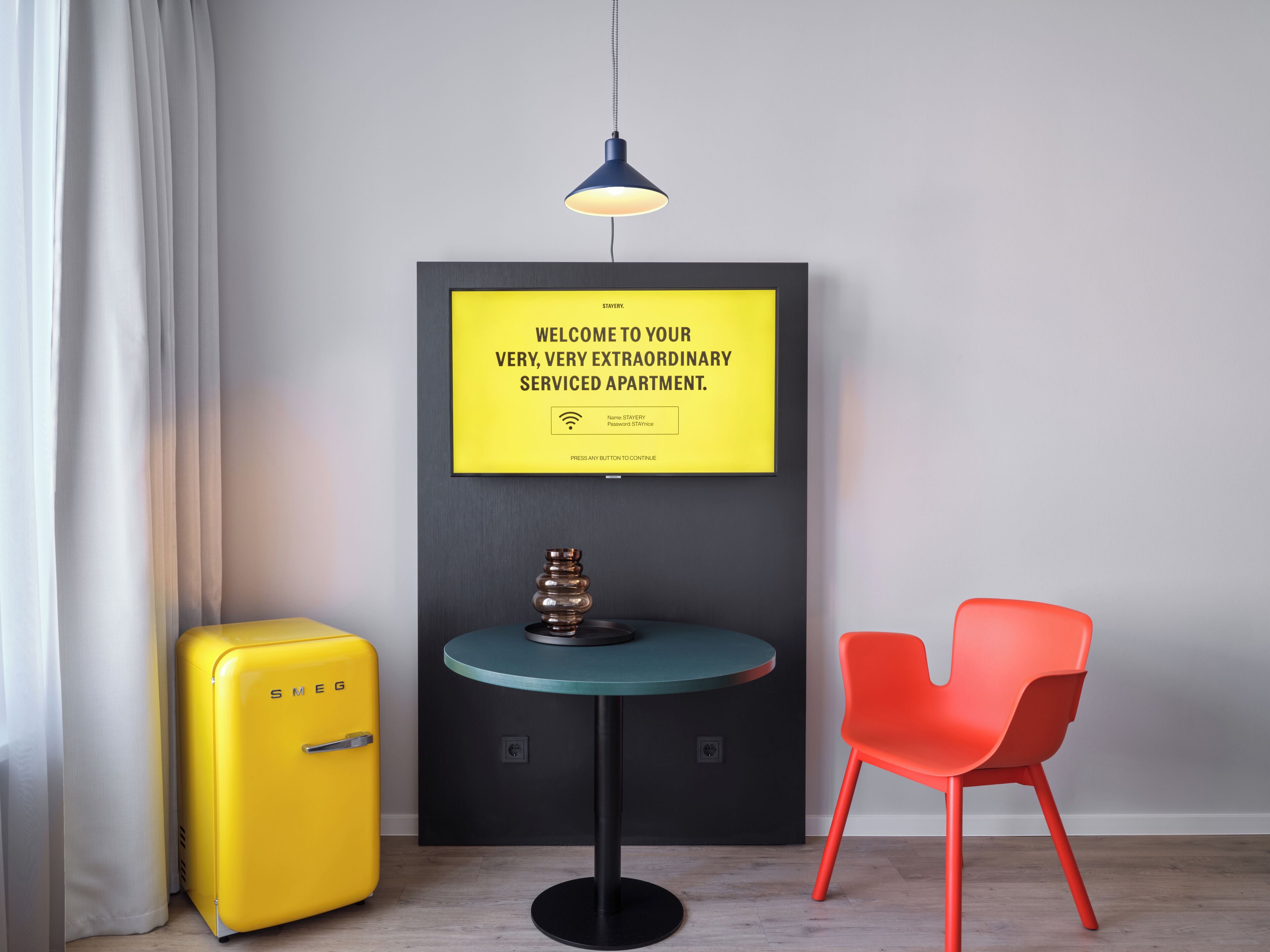 Design-Studio | Hochwertige Bettwaren, Schreibtisch, Verdunkelungsvorhänge