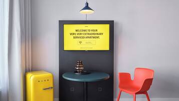 Design-Studio | Hochwertige Bettwaren, Schreibtisch, Verdunkelungsvorhänge