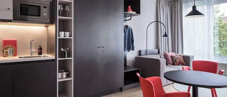 デラックス スイート クイーンベッド 1 台 | リビング エリア | 30 インチの薄型テレビ (ケーブル放送視聴可)