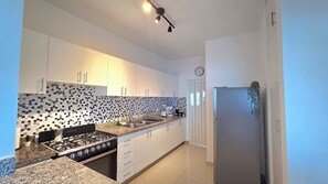 Refrigerador, microondas, horno y cafetera y tetera 