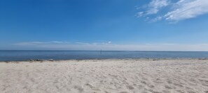 A beach with a clear sky and calm sea. - Apartment 'Am Meer Nordsee' with Shared Garden, Balcony & Wi-Fi (Wangerland)
