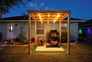 Terrace/patio - COOL VIBES Spacious Home with Gym / Game Room / Fenced Yard / Walk to Atlantic (Delray Beach)