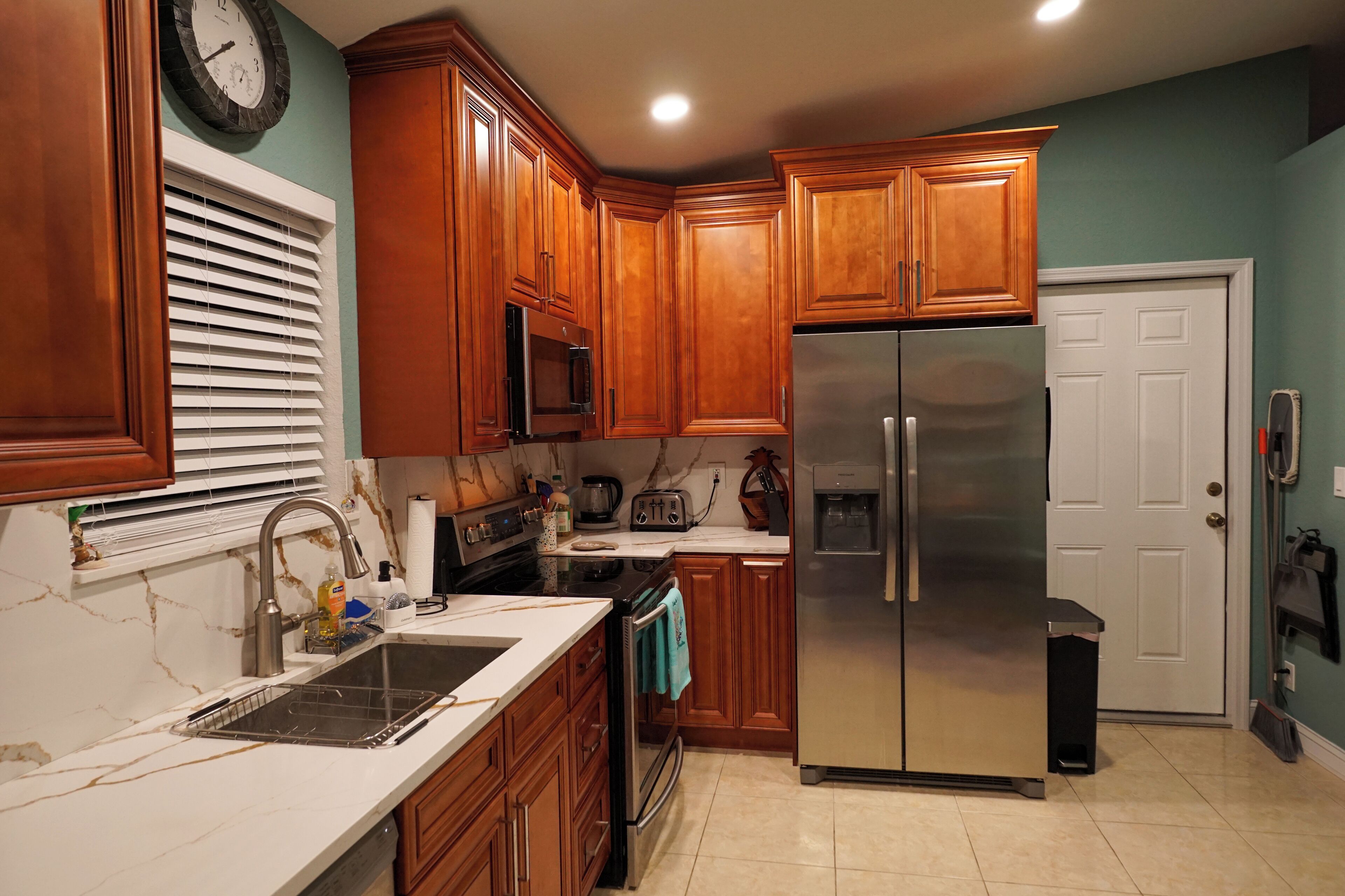 Four à micro-ondes, surface de cuisson, lave-vaisselle