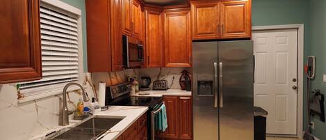 Four Ă micro-ondes, surface de cuisson, lave-vaisselle