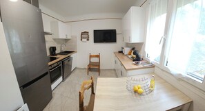 Microwave, oven, stovetop, dishwasher - DETACHED BUNGALOW AT THE BACK OF OUR 2-STAR VILLA (Fréjus)