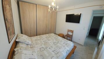 Iron/ironing board, WiFi, bed sheets
